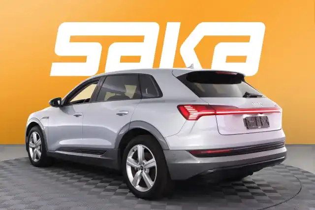 Harmaa Maastoauto, Audi e-tron – VAR-08726