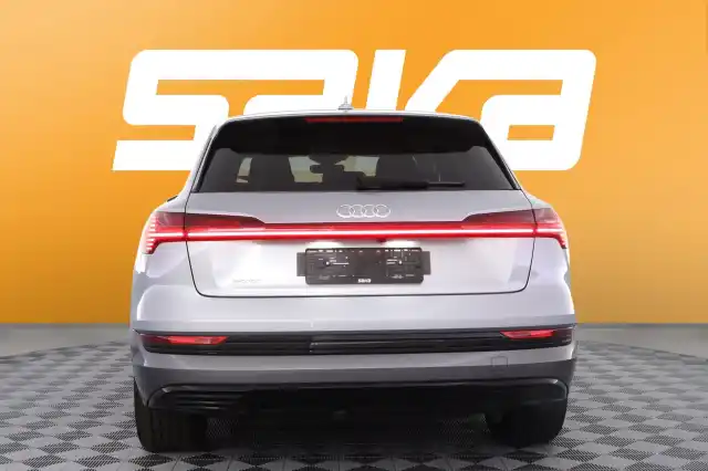 Harmaa Maastoauto, Audi e-tron – VAR-08726