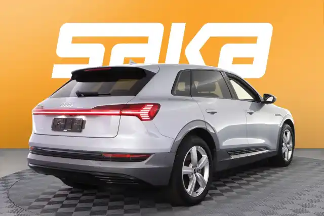 Harmaa Maastoauto, Audi e-tron – VAR-08726