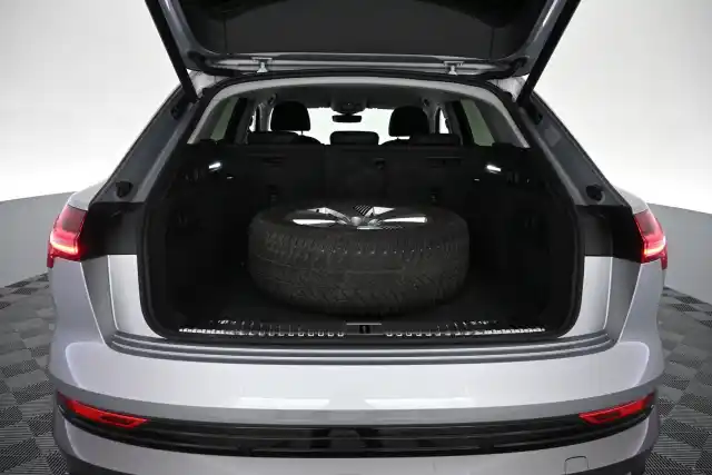 Harmaa Maastoauto, Audi e-tron – VAR-08726