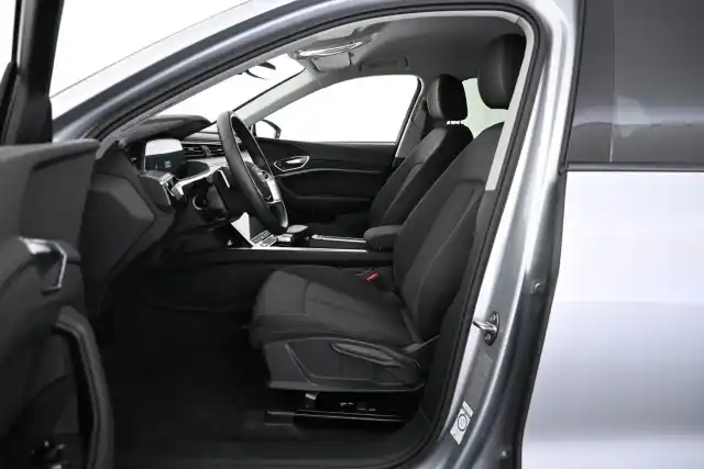 Harmaa Maastoauto, Audi e-tron – VAR-08726