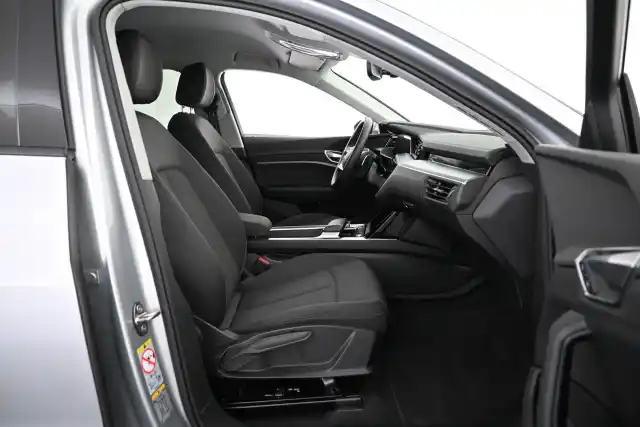 Harmaa Maastoauto, Audi e-tron – VAR-08726
