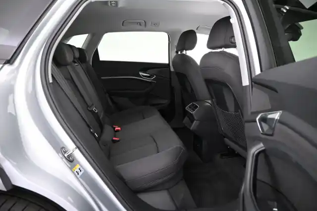 Harmaa Maastoauto, Audi e-tron – VAR-08726