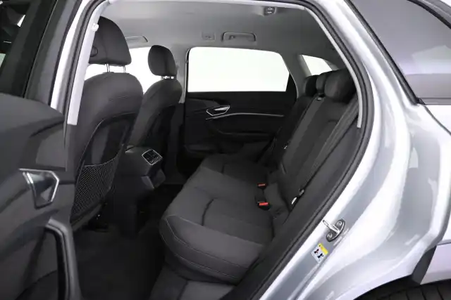 Harmaa Maastoauto, Audi e-tron – VAR-08726