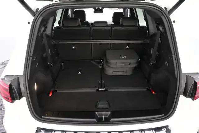 Valkoinen Maastoauto, Mercedes-Benz EQB – VAR-08880