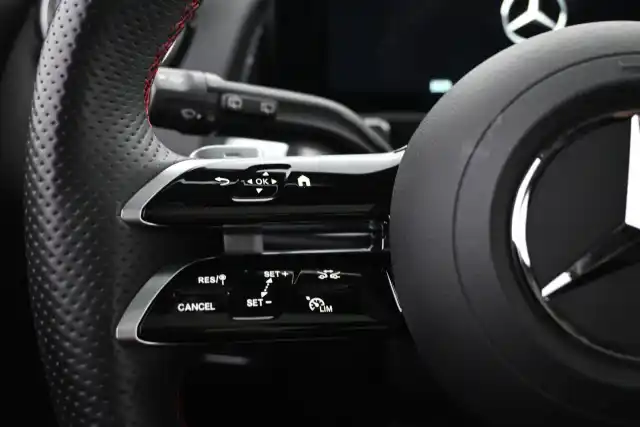 Valkoinen Maastoauto, Mercedes-Benz EQB – VAR-08880