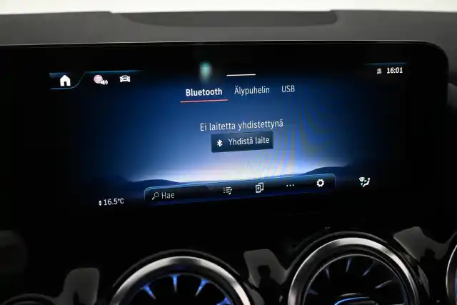 Valkoinen Maastoauto, Mercedes-Benz EQA – VAR-08892