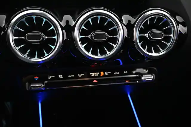 Valkoinen Maastoauto, Mercedes-Benz EQA – VAR-08892