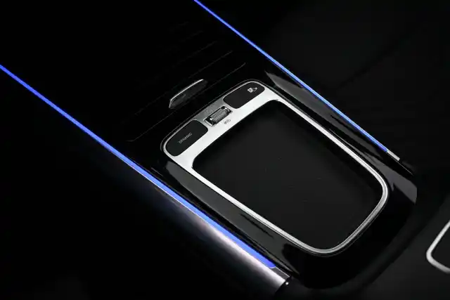 Valkoinen Maastoauto, Mercedes-Benz EQA – VAR-08892