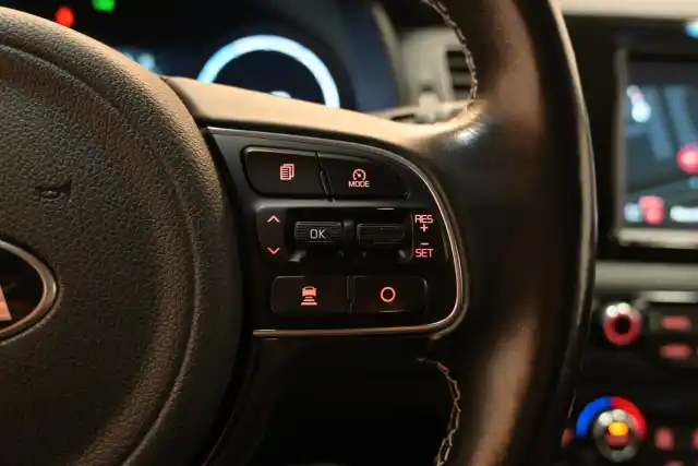 Punainen Maastoauto, Kia NIRO – VAR-08904