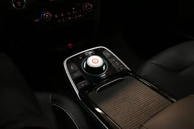 Punainen Maastoauto, Kia NIRO – VAR-08904