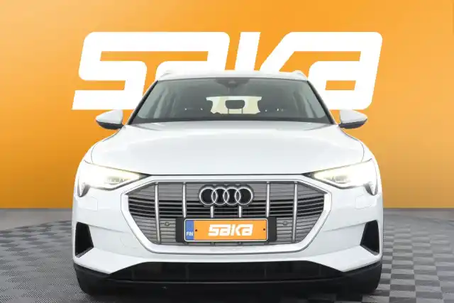Valkoinen Maastoauto, Audi e-tron – VAR-08973