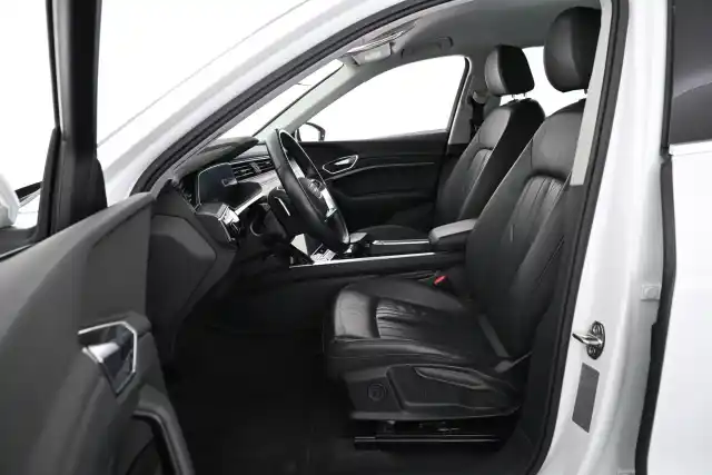Valkoinen Maastoauto, Audi e-tron – VAR-08973