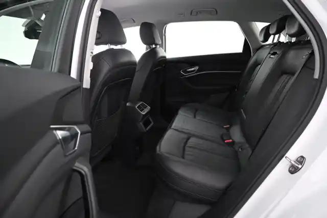 Valkoinen Maastoauto, Audi e-tron – VAR-08973