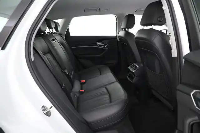 Valkoinen Maastoauto, Audi e-tron – VAR-08973