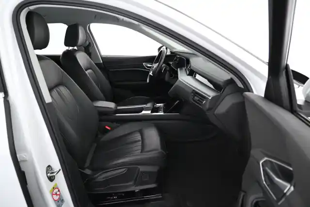 Valkoinen Maastoauto, Audi e-tron – VAR-08973
