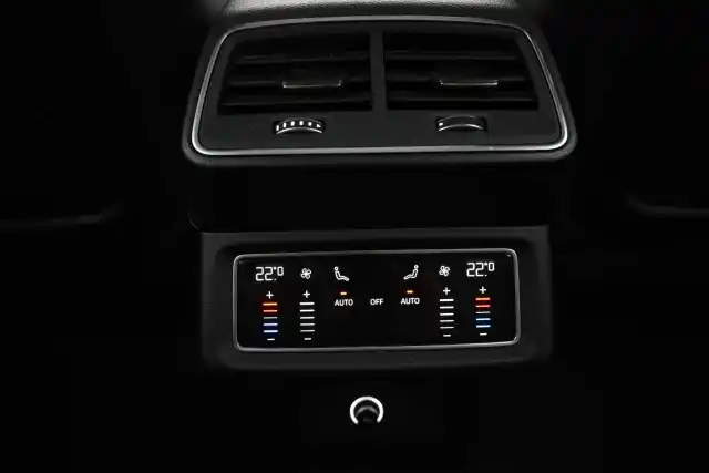 Valkoinen Maastoauto, Audi e-tron – VAR-08973