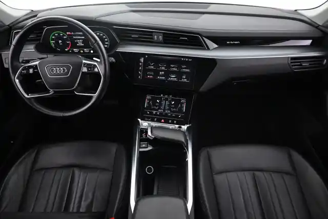 Valkoinen Maastoauto, Audi e-tron – VAR-08973