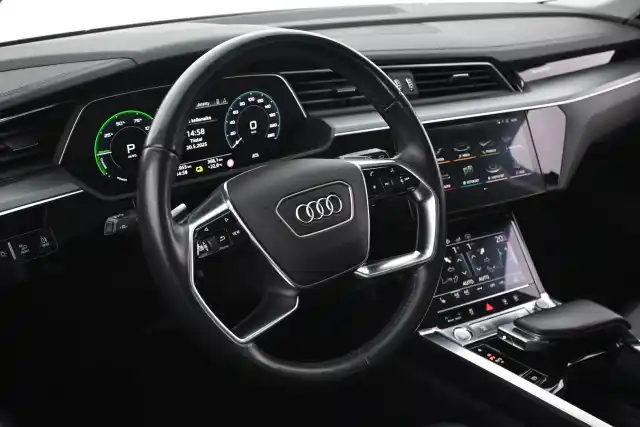 Valkoinen Maastoauto, Audi e-tron – VAR-08973