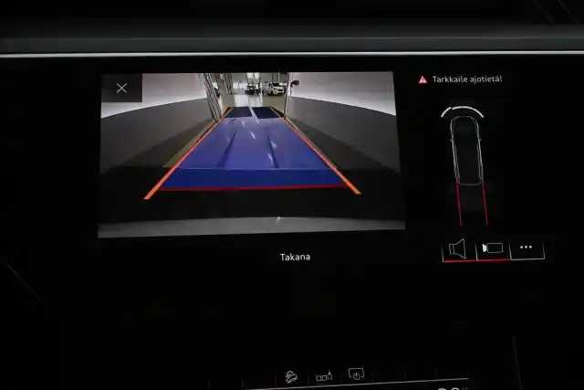 Valkoinen Maastoauto, Audi e-tron – VAR-08973