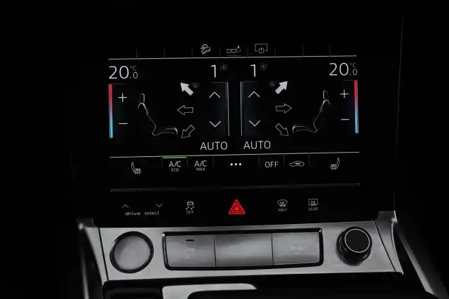 Valkoinen Maastoauto, Audi e-tron – VAR-08973