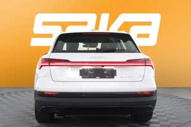 Valkoinen Maastoauto, Audi e-tron – VAR-08973