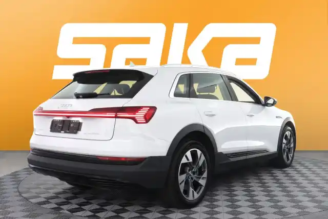 Valkoinen Maastoauto, Audi e-tron – VAR-08973