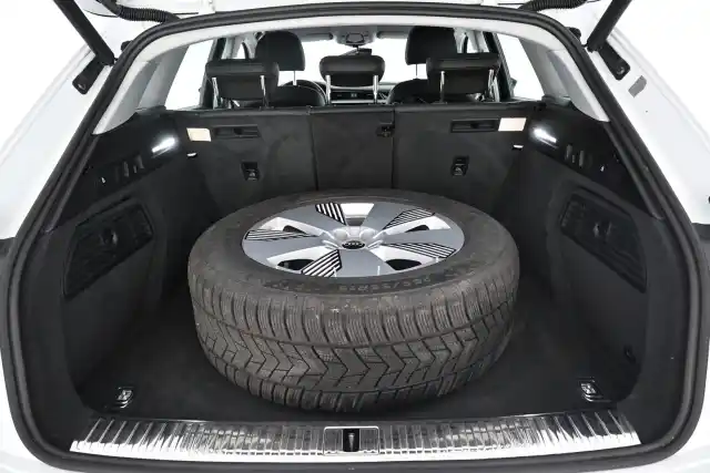 Valkoinen Maastoauto, Audi e-tron – VAR-08973