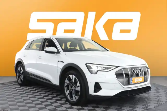 Valkoinen Maastoauto, Audi e-tron – VAR-08973