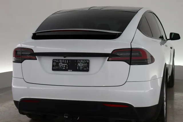 Valkoinen Maastoauto, Tesla Model X – VAR-09066