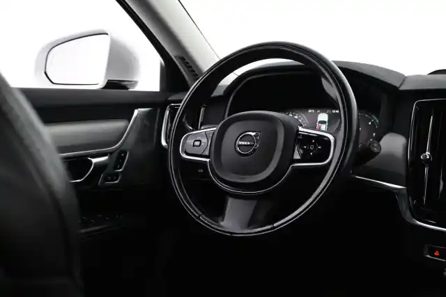 Valkoinen Farmari, Volvo V90 – VAR-09316