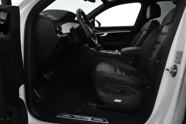 Valkoinen Maastoauto, Volkswagen Touareg – VAR-09522