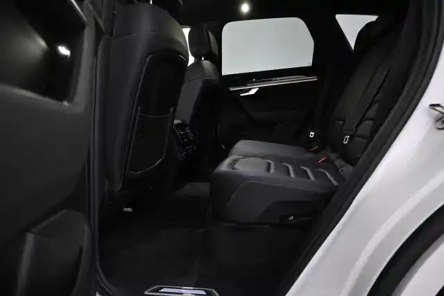 Valkoinen Maastoauto, Volkswagen Touareg – VAR-09522