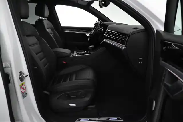 Valkoinen Maastoauto, Volkswagen Touareg – VAR-09522