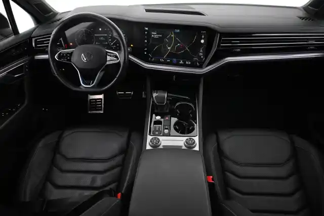Valkoinen Maastoauto, Volkswagen Touareg – VAR-09522