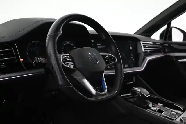 Valkoinen Maastoauto, Volkswagen Touareg – VAR-09522