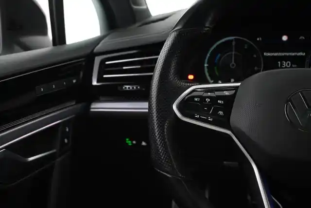 Valkoinen Maastoauto, Volkswagen Touareg – VAR-09522
