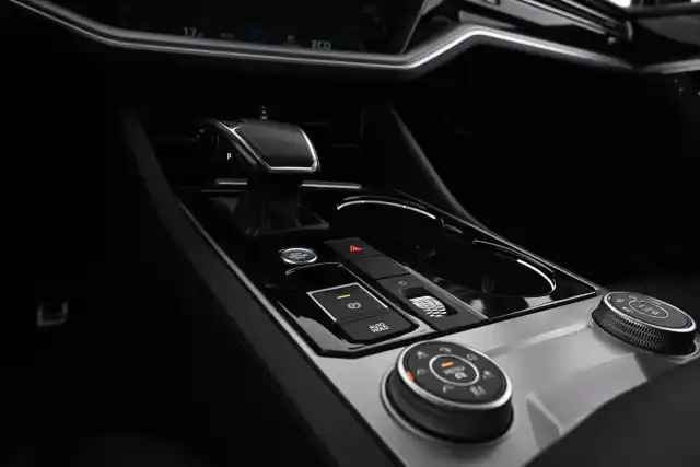 Valkoinen Maastoauto, Volkswagen Touareg – VAR-09522