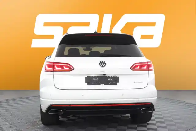 Valkoinen Maastoauto, Volkswagen Touareg – VAR-09522