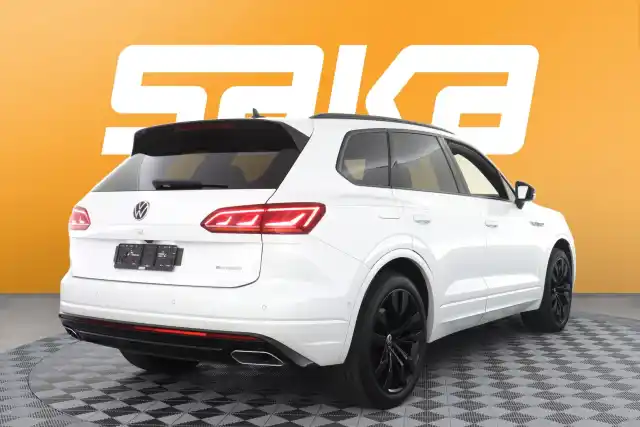 Valkoinen Maastoauto, Volkswagen Touareg – VAR-09522