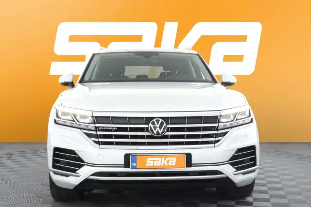 Valkoinen Maastoauto, Volkswagen Touareg – VAR-09596