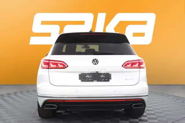 Valkoinen Maastoauto, Volkswagen Touareg – VAR-09596