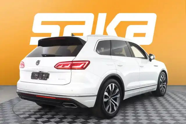 Valkoinen Maastoauto, Volkswagen Touareg – VAR-09596