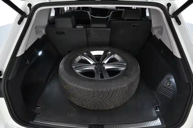 Valkoinen Maastoauto, Volkswagen Touareg – VAR-09596