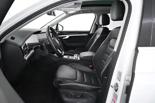 Valkoinen Maastoauto, Volkswagen Touareg – VAR-09596