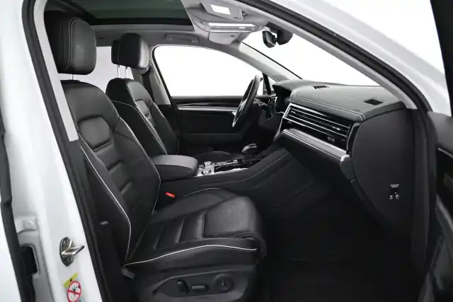 Valkoinen Maastoauto, Volkswagen Touareg – VAR-09596