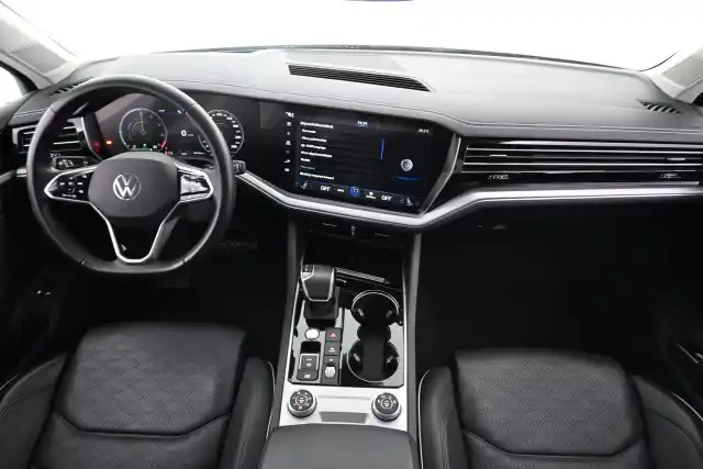 Valkoinen Maastoauto, Volkswagen Touareg – VAR-09596