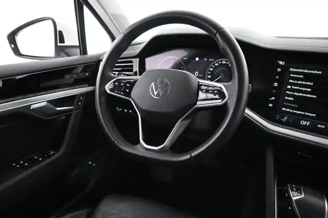 Valkoinen Maastoauto, Volkswagen Touareg – VAR-09596