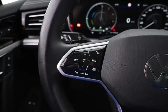 Valkoinen Maastoauto, Volkswagen Touareg – VAR-09596