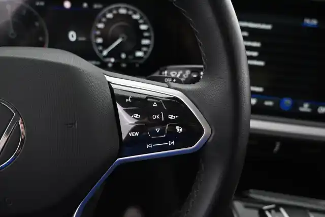Valkoinen Maastoauto, Volkswagen Touareg – VAR-09596